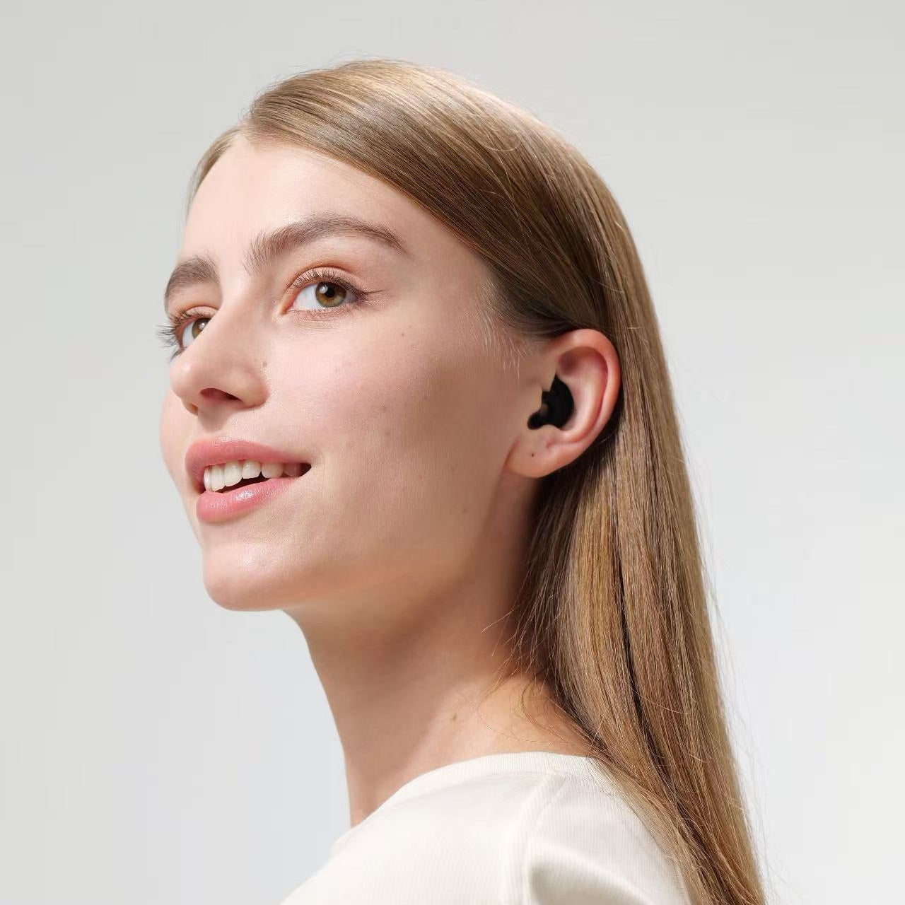 Woman wearing a black silicone soft Earplugs