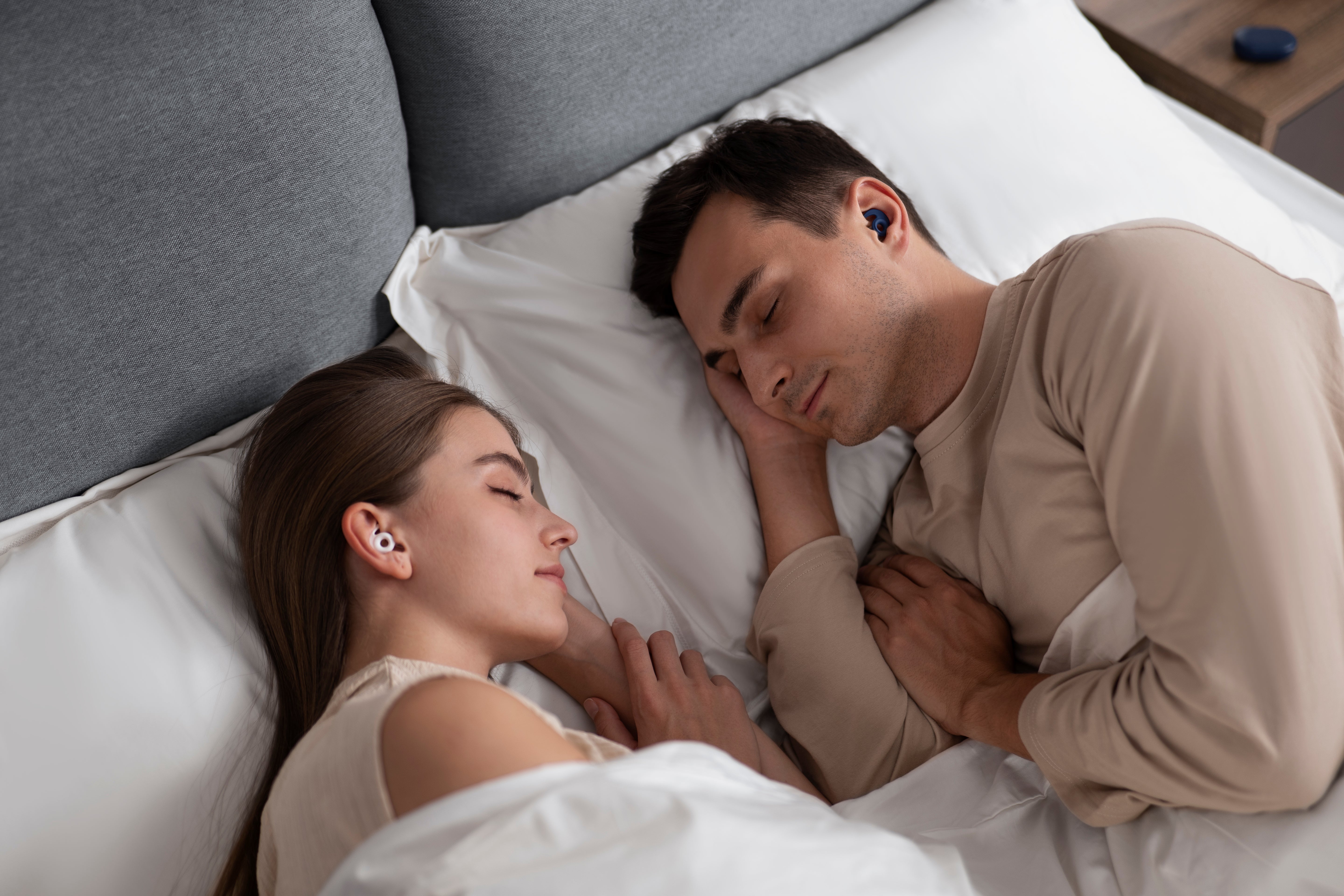 Couple sleep side by side with Welove Noise canceling Silicone Earplugs 